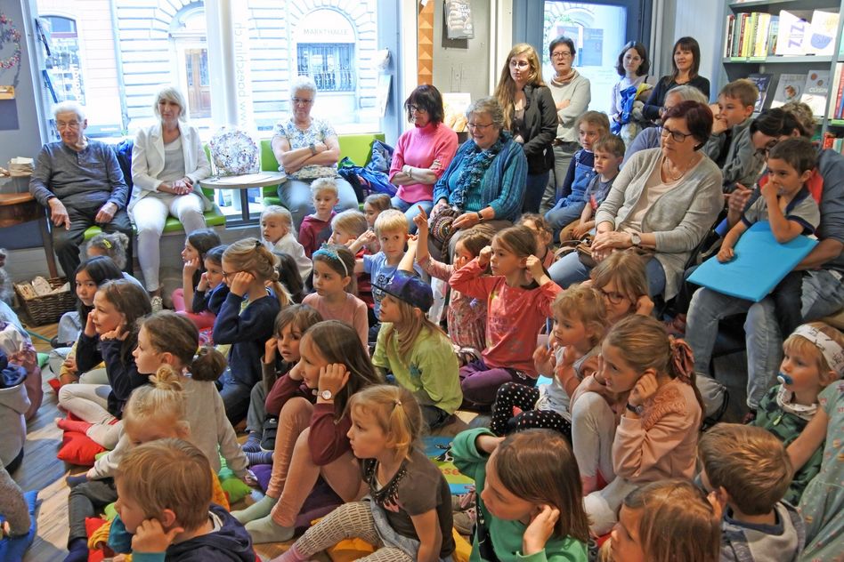 Sowohl für die rund fünfzig Kinder als auch für die Erwachsenen eine unvergessliche Erzählstunde im Verkaufsladen der Buchhandlung Baeschlin in Glarus