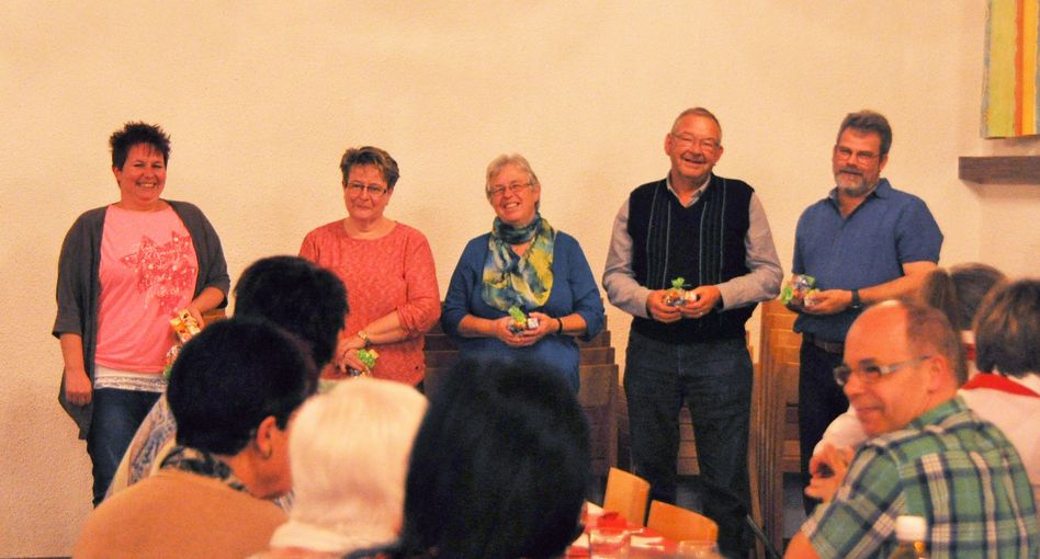 Die fleissigsten Samariter werden geehrt: (v.links) Michaela Fischli, Alice Siemon, Alice Nydegger, Ueli Nydegger und George Scherer (Bilder: zvg)