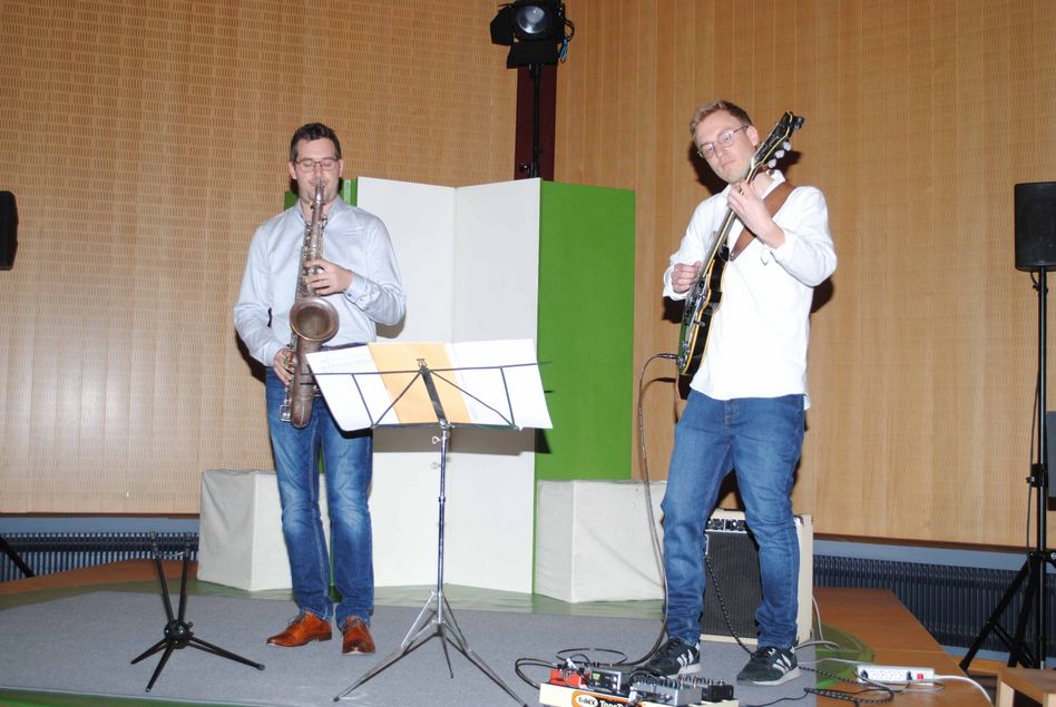 Preisträger Samuel Leipold (rechts) und sein Partner untermalten die Feier mit zahlreichen musikalischen Beiträgen.