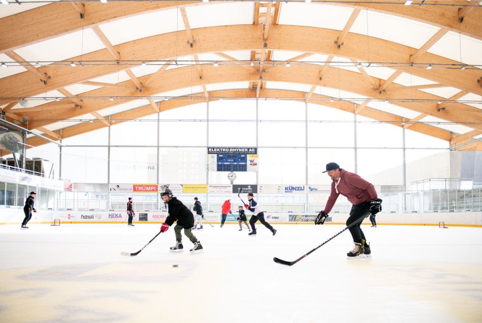 Eishockeyspielen in der GLKB Arena (Quelle: Maya Rhyner, VISIT Glarnerland) Weitere Informationen zum Saisonende finden Sie unter www.eisfeld.glarus.ch.