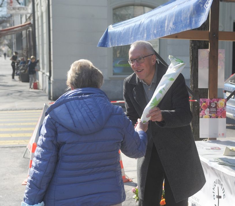 Zukünftiger Gemeindepräsident von Glarus Peter Aebli überreicht verpackte Rosen. (Bilder: zvg)