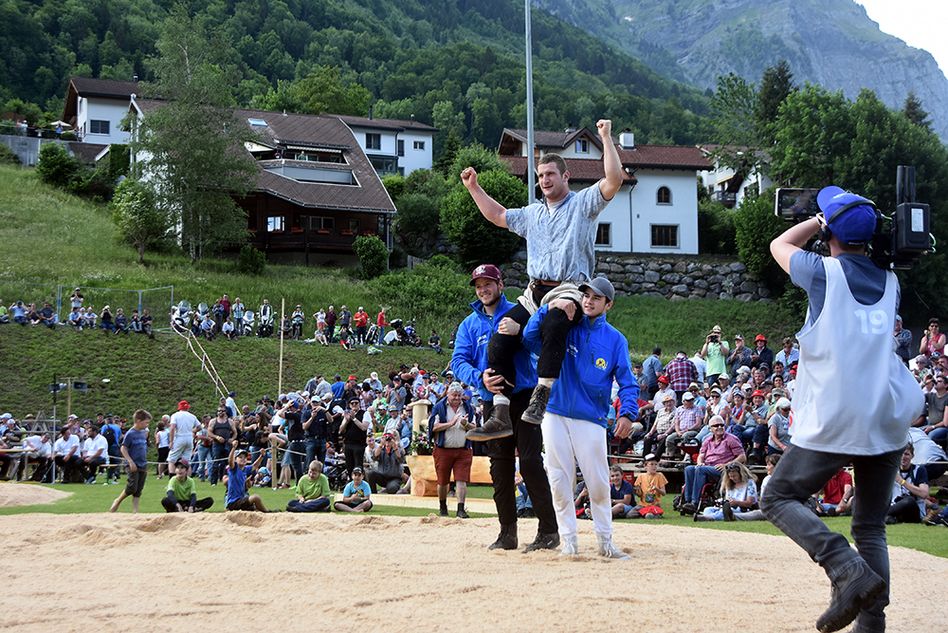 Armon Orlik heisst der Sieger am diesjährigen Glarner Bündner Schwingfest in Schwanden.