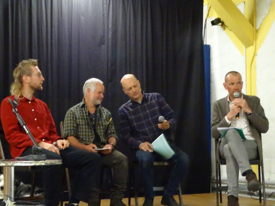 Die Teilnehmer am Podiumsgespräch (von links): Nikolaus Heinzer, Giorgio Hösli, André Siegenthaler. Bernhard Tschofen (Gesprächsleitung) (Bilder: p.meier)