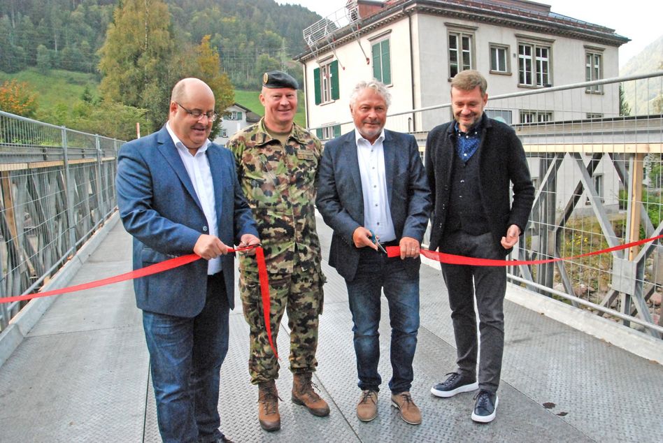 Dank dem Militär konnte die Notbrücke über den Sernf offiziell eingeweiht werden
