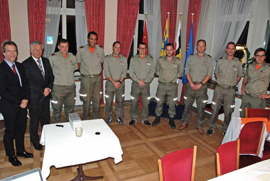 Die Beförderungen im Beisein von Landammann Bettiga und Zivilschutz-Chef Jürg Feldmann waren das Highlight des Abends (Bilder: hasp)
