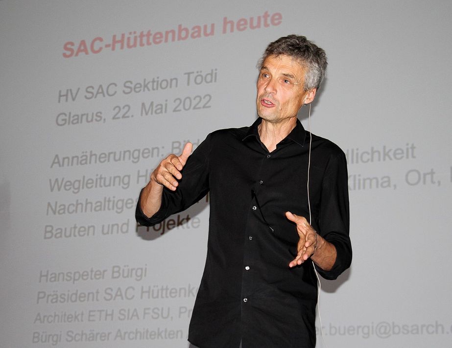 Architekt Hanspeter Bürgi, Präsident der SAC-Hüttenkommission, referierte über zeitgemässen Hüttenbau.