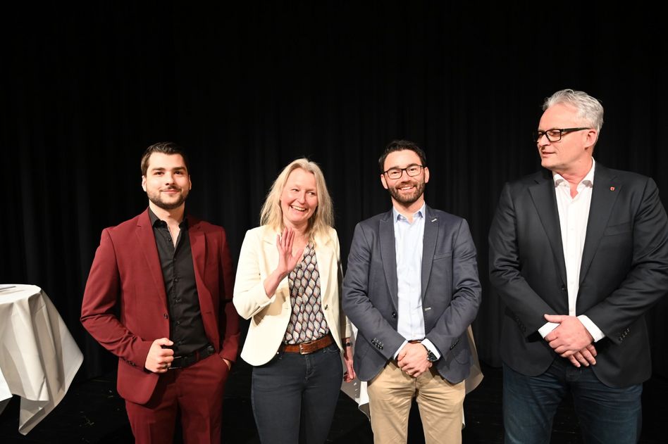 (v.l.n.r.) Moderator Florian Landolt; Daniela Bösch, Thomas Tschudi und Roger Schneider im Anschluss an das Politpodium im Schützenhaussaal in Glarus (Bild: fj)