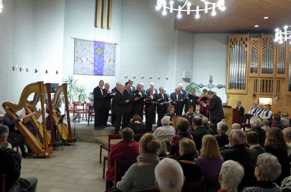 Impuls Männergesangsensemble mit Gastmusikern in der Katholischen Kirche Schwanden (Bild: zvg)