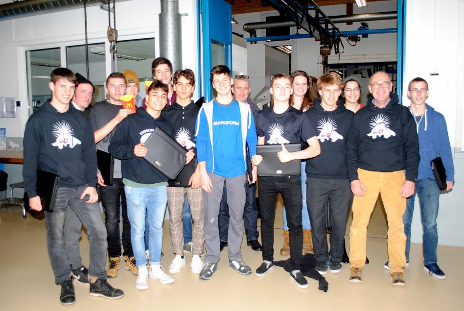 Ein Teil der Jugendlichen des Fridolins Robotik in der Firma Glaroform AG in Nàfels (Bilder: a.lombardi)