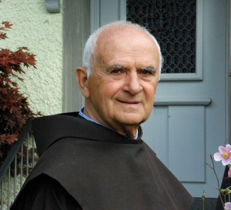 Pfarrer Pater Ljubo Leko im Garten vor dem Pfarrhaus (Bilder: hasp)