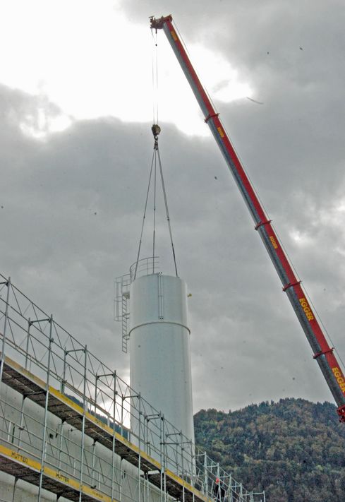 12 Meter hoch und 8 Tonnen schwer – ein Silo für Pulveraktivkohle findet sein Endziel