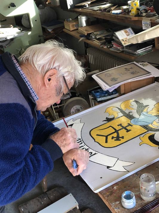 Ernst Fischli bei der Arbeit am Michel-Wappen