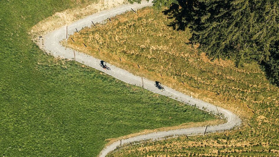 Gemäss dem neuen Kantonalen Veloweggesetz ist das Befahren von Fuss- und Wanderwegen mit Velos gestattet • (Foto: Schweiz Tourismus/Christian Meixner)