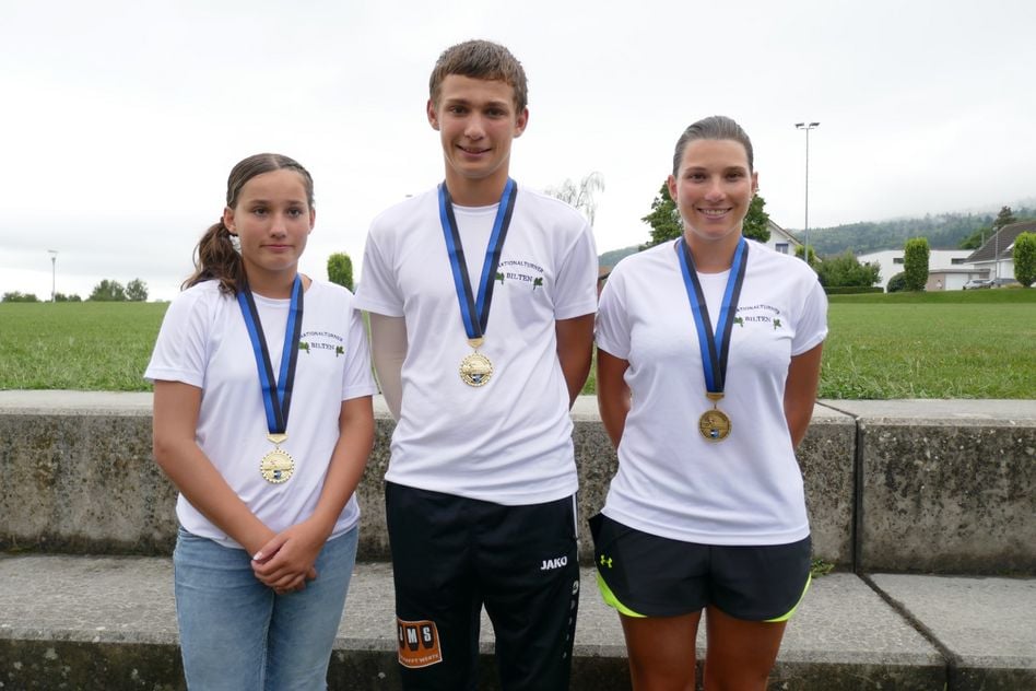 Bianca, Damian und Corina Mettler mit Medaillen