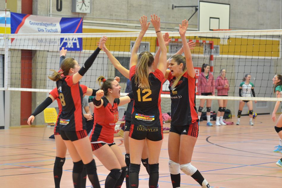 Riesige Freude bei den Glarner Volleyballerinnen – Schönenwerd kann man nach hartem Kampf bezwingen. (Foto Peter Aebli)