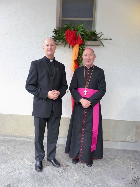 Bischof Peter Bürcher und Pfarrer Theo Füglistaller