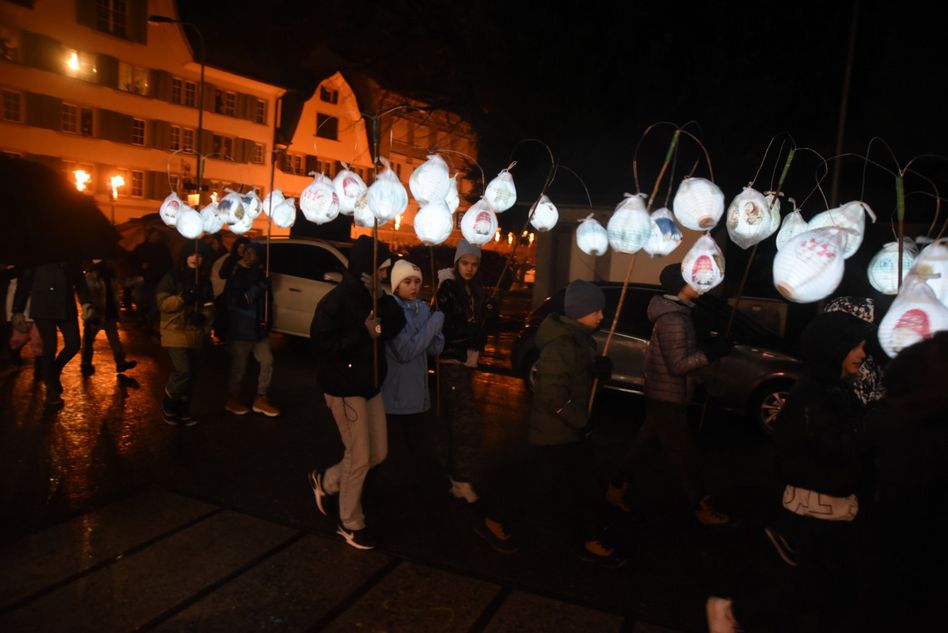 Zauberhafte Lichter in der Innenstadt: Chlausumzug mit 580 Schulkindern