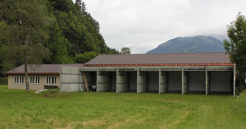 Das frisch renovierte Dach der Kleinkaliber-schiessanlage in Näfels erstrahlt in neuem Glanz. (Bild:zvg)