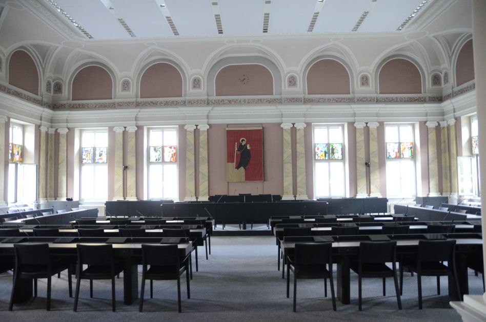 Die Synode kehrt zurück in den erneuerten Landratssaal (Bild: zvg)