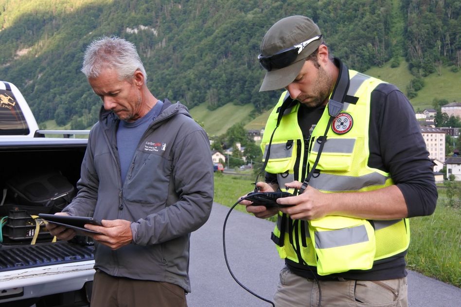 Markus Wigger, Chefpilot der Drohnenpiloten Glarnerland steuert die Drohne, während Wildhüter Sämi Gantner die Suchaktion auf einem Bildschirm überwacht