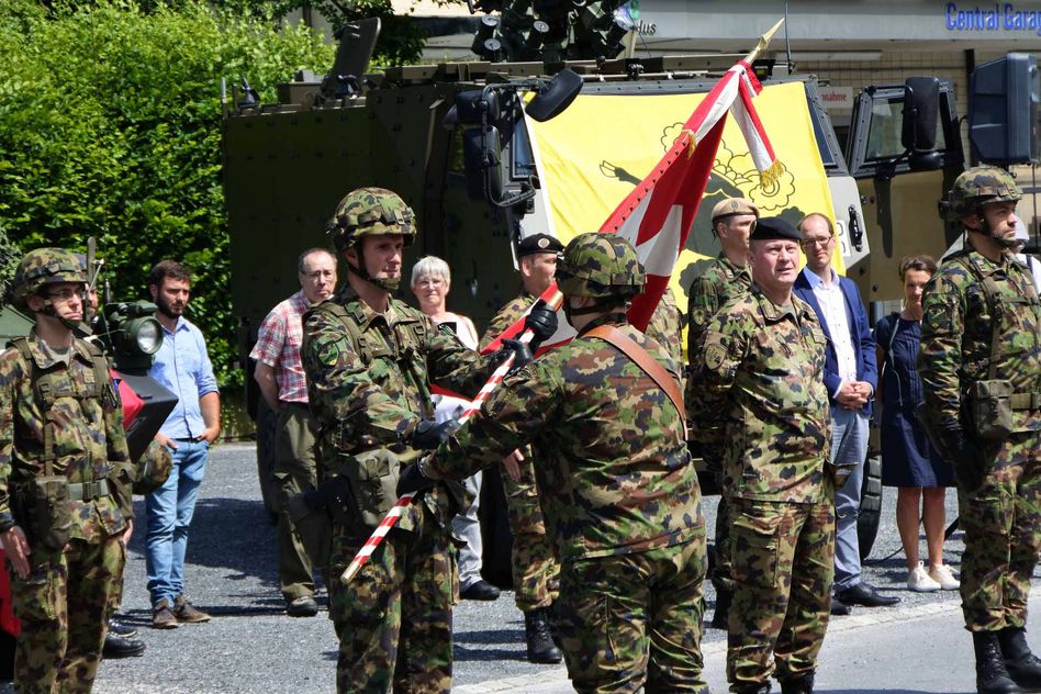 Major Christoph Hürlimann übergibt die Bataillons -Fahne dem Fähnrich des Inf Bat 61