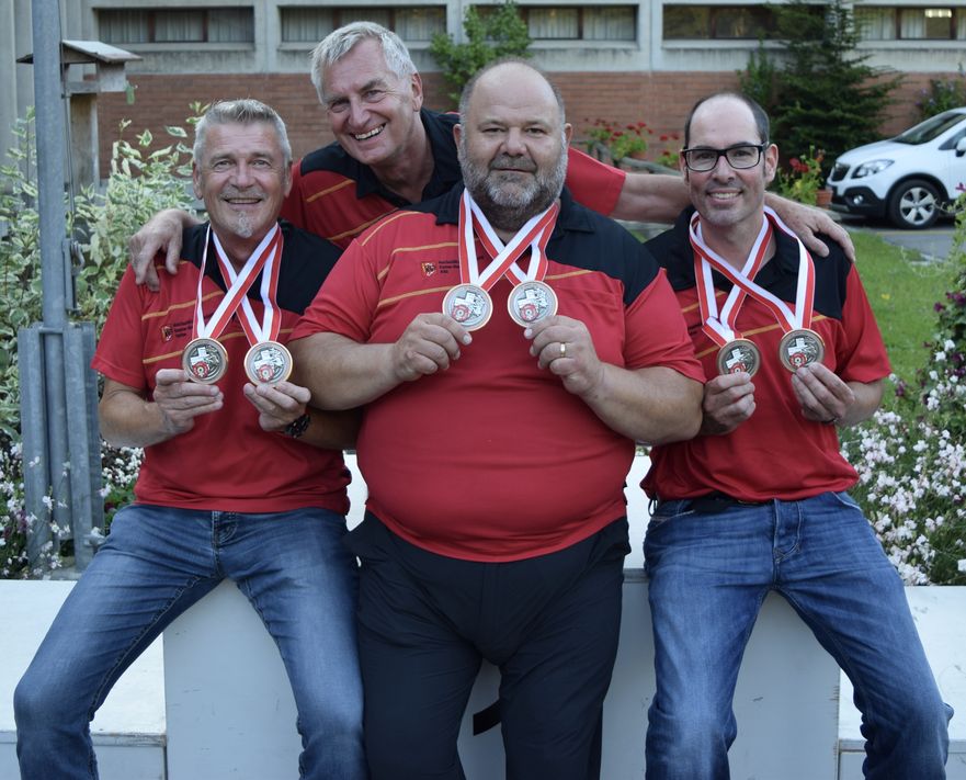 Links Stefan Büsser, Mitte Röbi Eberle, Rechts Reto Bär und der Coach Franz Hunold im Hintergrund (Bild: zvg)