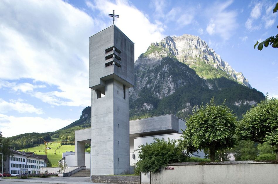 Die katholische Kirche St. Fridolin in Glarus der Architekten Ernest Brantschen und Alfons Weisser wurde 1964 eingeweiht • (Foto: Keystone-SDA)