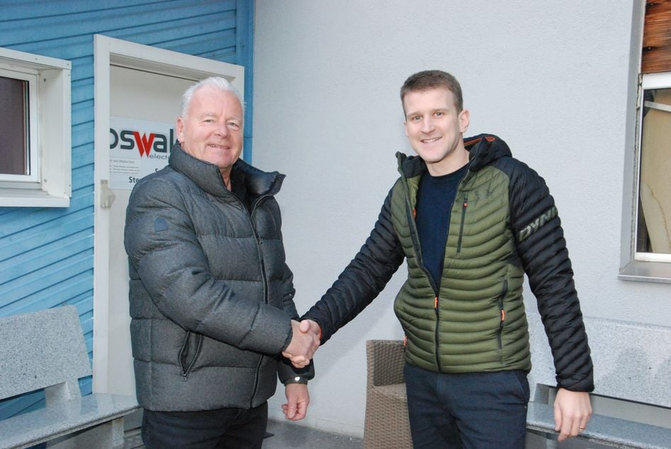Die oswald electric ag in Netstal ab 1. Januar 2023 in neuen Händen. Beat Oswald (links) übergibt sein Unternehmen an Michael Trachsler. (Bils: hasp)