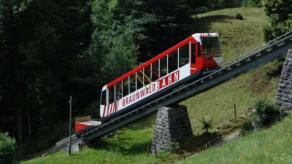 Der Kanton Glarus ist an verschiedenen öffentlichen Unternehmen beteiligt, u. a. auch an der Standseilbahn Braunwald. Nun wird eine umfassende Eignerstrategie mit einem Beteiligungsmanagement aufgebaut •(Foto: zvg)