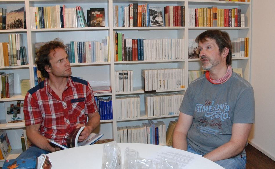 Die beiden Vorleser Roger Schäli (Passion Eiger) und Jochen Hemmleb (Winter 8000)