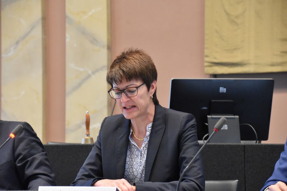 Regierungsrätin Marianne Lienhard begründet den Entscheid der gegen eine 10-er-Einseil-kabinenbahn spricht