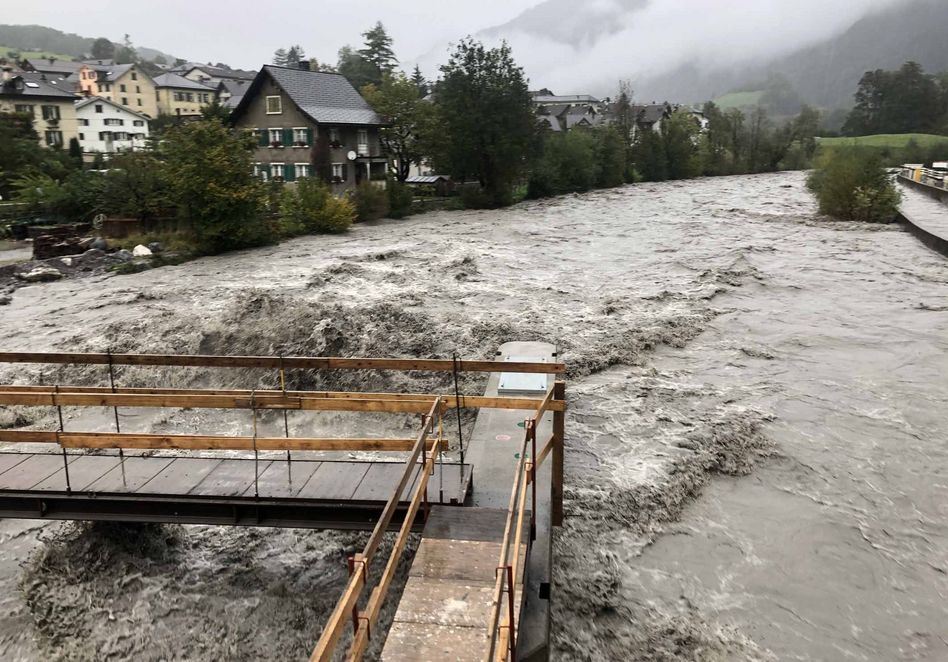 Situationsbericht über das Hochwasser im Glarnerland. Hier bei der provisorischen Linthbrücke in Mitlödi (Bilder: hasp)