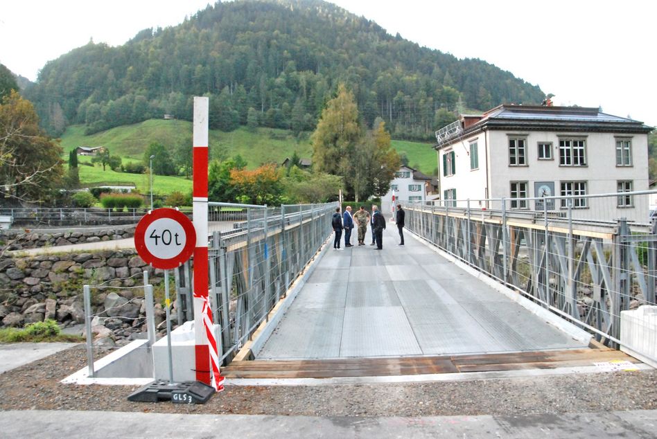 Ein Blick auf die eröffnete Not-Brücke über die Sernf