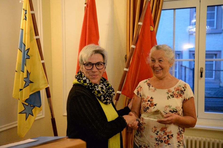 Glarner Preisträgerin 2022: Sylvia Hefti überreicht Giovanna Heer (rechts) das Symbol für den Fokuspreis. Die Glasskulptur aus Hergiswiler Glas stellt das Alzheimer-Logo dar. (Bilder: zvg)