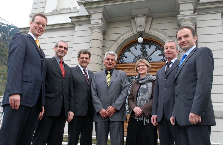 Einvernehmlich konstituiert: Die Mitglieder des neuen Gemeinderates Glarus freuen sich auf ihre Ressortfunktionen. (Bild Maya Rhyner)