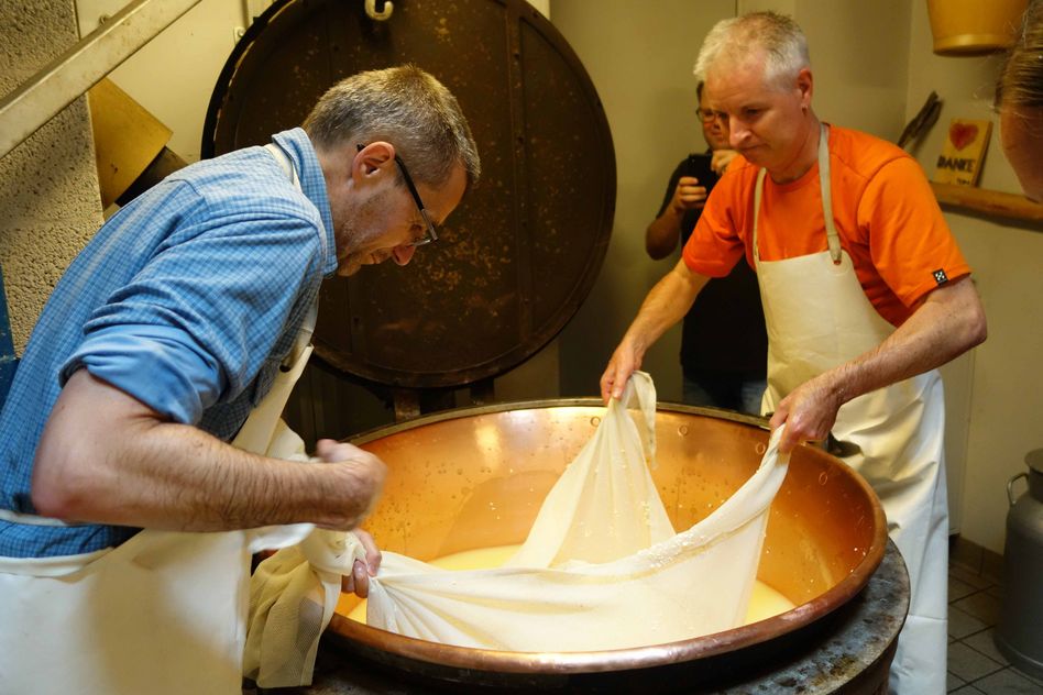 Beim Rausschöpfen der Käsemasse ist Geschick gefragt (Präsident Andreas Zweifel mit Programm-Chef Marius Twerenbold