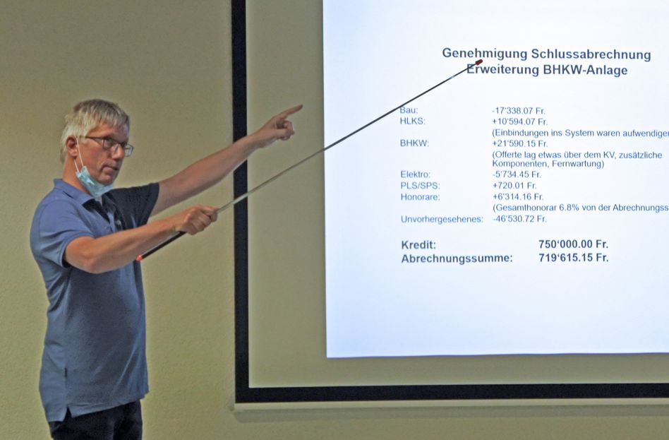 Betriebsleiter Klaus Biermann präsentiert die Schlussabrechnung von der Erweiterung der BHKW-Anlage