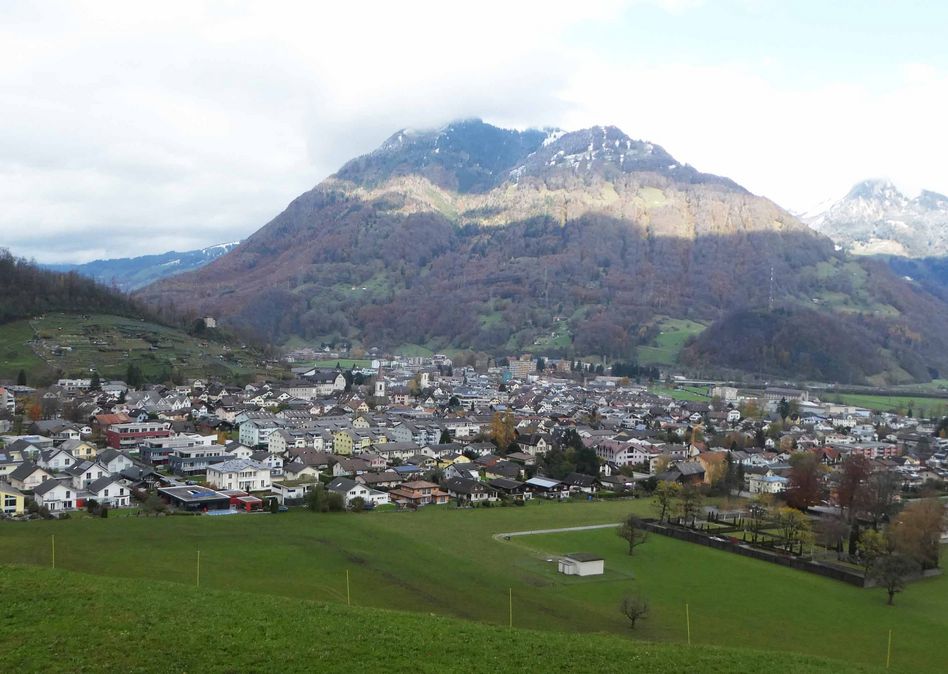 Niederurnen 2019: Das Dorf ist gewachsen und das verbleibende Kulturland hat seine ehemalige Vielfalt verloren. (Foto ©: Pro Natura Glarus)