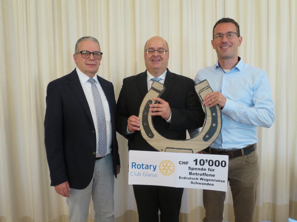 Rotary-Präsident Bernhard Messmer übergibt mit einem Hufeisen als Glücksymbol die Spende an Hans Rudolf Forrer (Gemeindepräsident) und Stefan Maduz (Gemeinderat) v.l.n.r. (zvg)