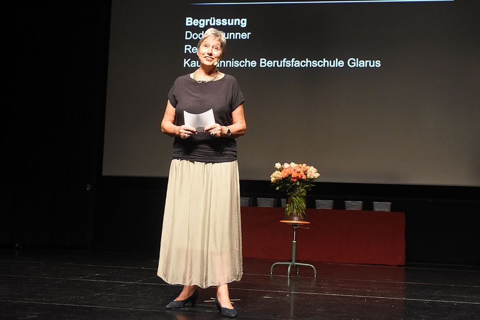 Dodo Brunner begrüsst zum letzten Mal vor ihrem Ruhestand zur LAP-Feier der Kaufmännischen Berufsschule Glarus.