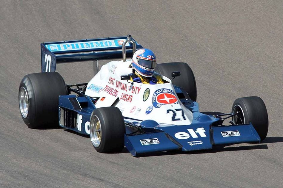 Hans Peter auf dem Tyrell 008 Formel 1 Jahrgang 1978. Damals wurde dieses Fahrzeug von Didier Pironi gefahren. Am Kerenzerbergrennen können die Motosportfans den Formel 1 Rennsport der 70er Jahre erleben. (Bilder: Franz Leupi)