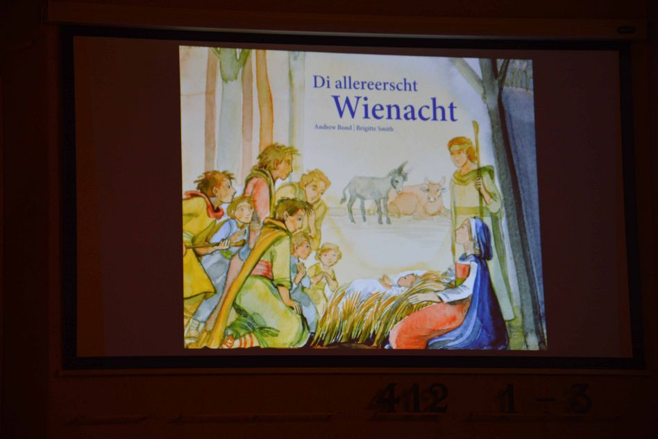 «Di allereerscht Wienacht» wurden auf der Bühne mit viel Einsatz dargestellt und gespielt. (Bilder: hj.gredig) Impressionen vom Familien-Gottesdienst in Schwanden.