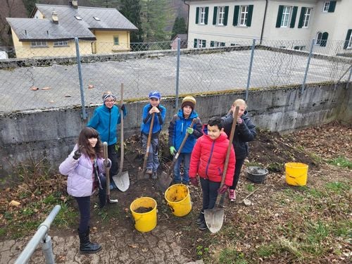 Tennis legend Federer supports school project for a natural playground in Glarus Süd