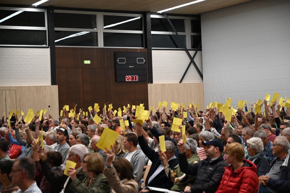 Einmal auszählen bitte – die rund 600 gelben Zettel der a.o. GV Glarus Nord. (Foto: FJ)