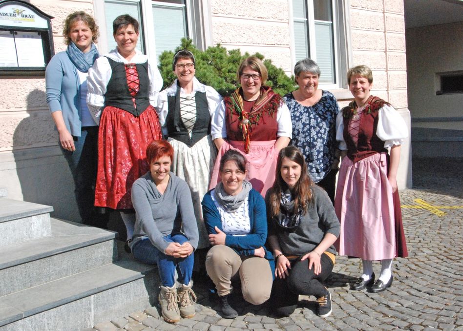 Der Vorstand der Glarner Bäuerinnen und Landfrauen mit den ausgezeichneten Jungbäuerinnen