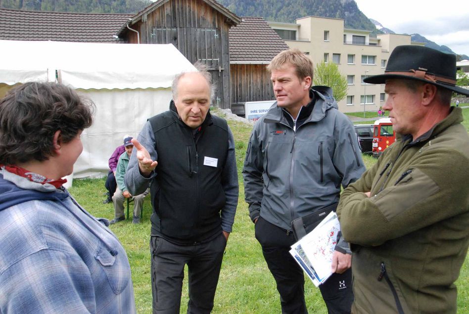 Marco Baltensweiler, Leiter Abteilung Landwirtschaft (Mitte links) und Wildhüter Marco Banzer (Mitte rechts) gaben bereitwillig Antwort auf viele Fragen (Bilder: hasp)