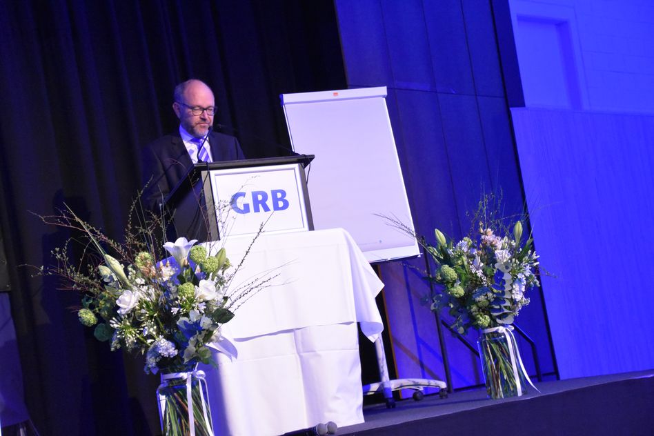 GRB-Verwaltungsratspräsident Peter Zentner eröffnet die Genossenschaftsversmmlung in der lintharena in Näfels (Bilder: e.huber)