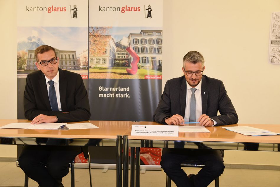 Die Regierungsräte Markus Heer (links) und Benjamin Mühlemann (rechst) informieren über die aktuelle pandemische Lage im Kanton Glarus. (Bild: jhuber)