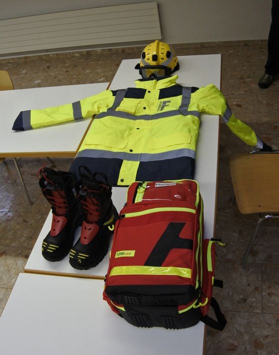 Komplette Einsatzbekleidung der Samaritergruppe Feuerwehr Glarus Süd, gekauft aus verteilten Vereinsgeldern