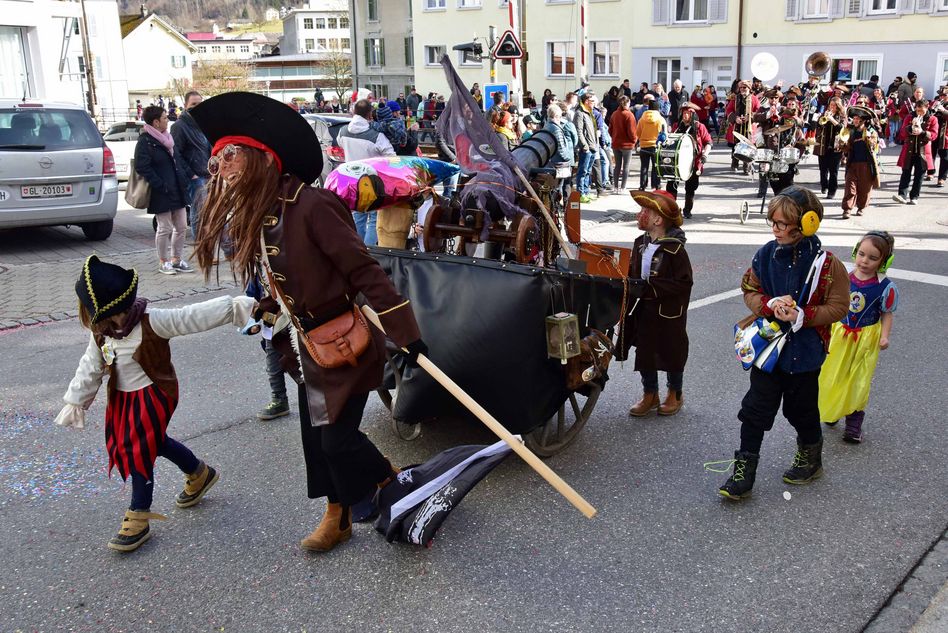 Impressionen vom Kinder Fasnachtsumzug in Schwanden (Bilder: ruedi kuchen)